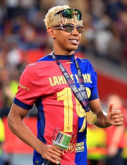 拉什福德训练单挑亚马尔！巴萨夏窗买断细节曝光，或仍想曼联降价