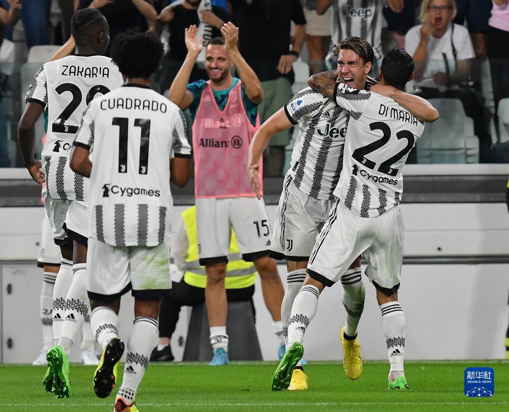 琼斯持球单打 右手抛投打成并加罚