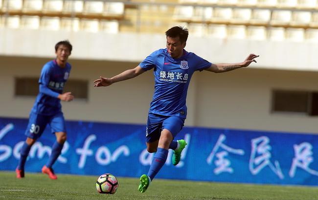 两千斤野公牛秀肌肉，附近雄狮想饱餐一顿，3头雄狮都不是对手